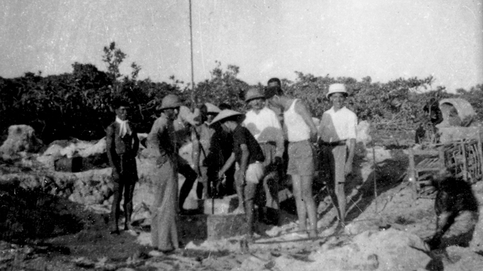Đào giếng nước ngọt trên quần đảo Hoàng Sa, năm 1938 - Ảnh tư liệu (HỮU KHÁ chụp lại)